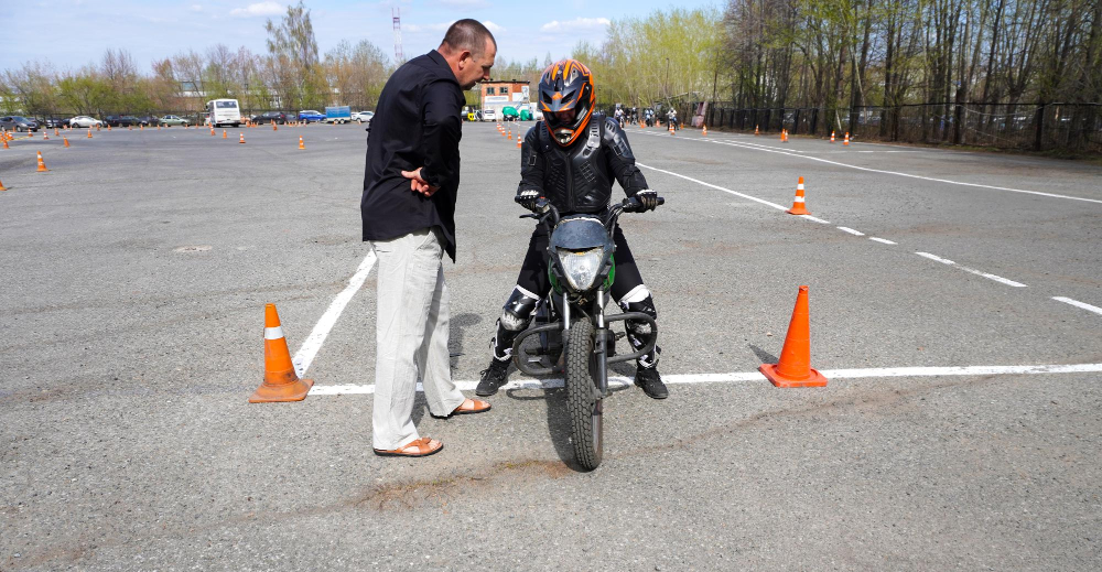 ¿Cuándo es el Mejor Momento para Sacarte el Carnet de Moto? - Reconocimientos Médicos VC13 en Pamplona y Sangüesa